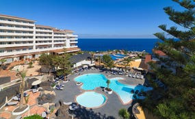 Vista general de l'hotel i la piscina davant el mar